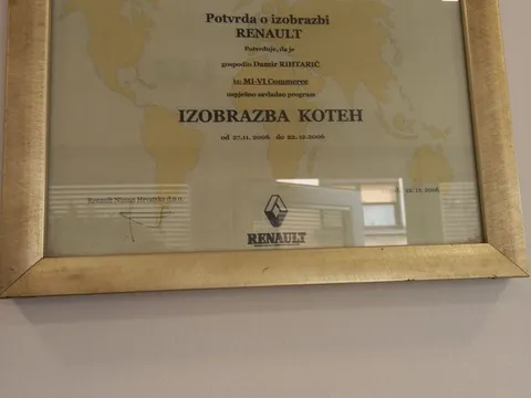Uokvirena Potvrda o izobrazbi Renault, program Izobrazba Koteh, sa znakom Renaulta, na zidu radionice, slika 2 od 6