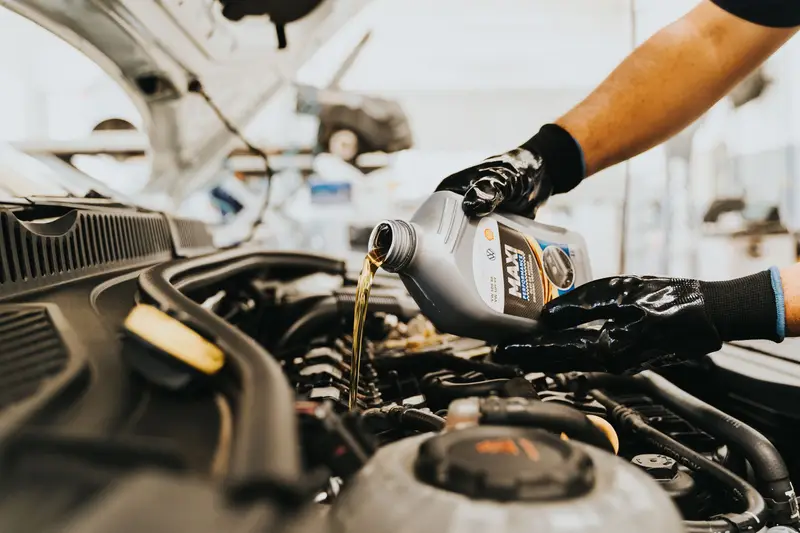 Ulijevanje motornog ulja u motor tijekom redovitog servisa