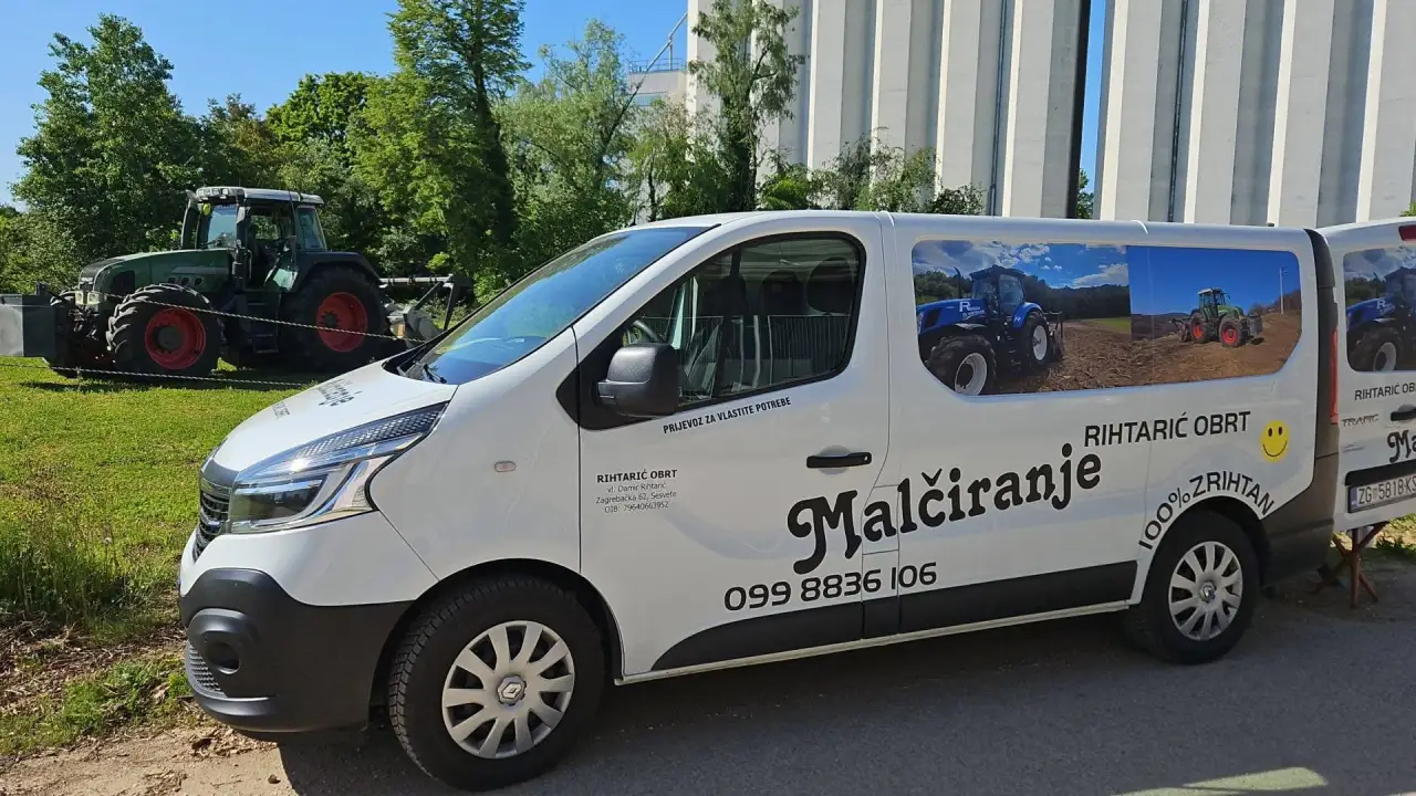 Brendirani kombi Rihtarić obrt, u pozadini traktor s malčerom